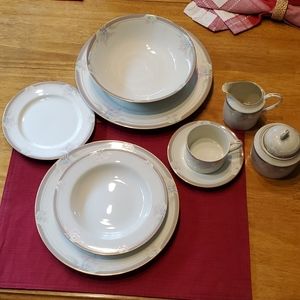Mikasa 12 piece dish set